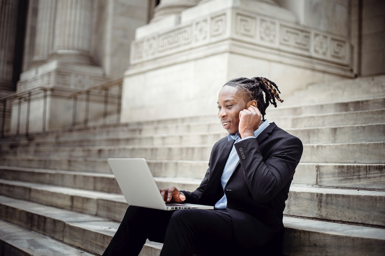 quelle formation pour devenir courtier immobilier ? Pour être salarié dans une entreprise qui conseille son client pour un crédit ou une assurance ? Après une création de société ?