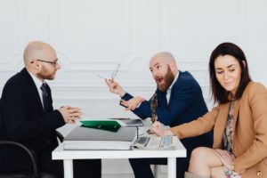 regroupement de crédits : comparer les banques ou passer par un courtier  pour votre projet pour des rachats
